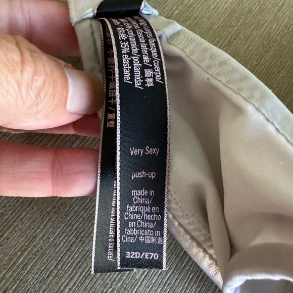 So obsessed /very sexy push-up Victoria's Secret Black, White, and Pink Bra Trio - Picture 8 of 9